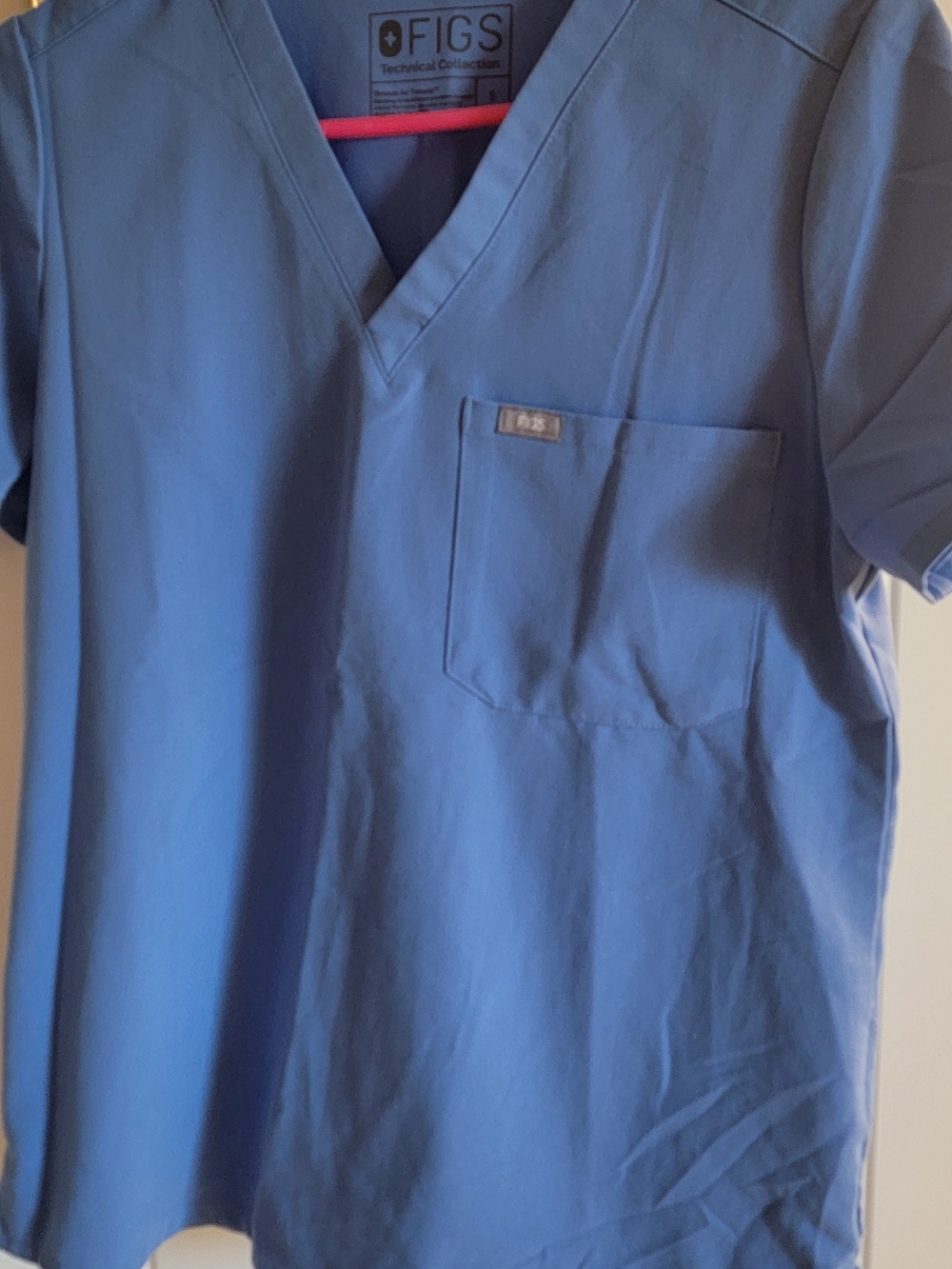 Figs Men’s V-Neck Scrub Top in Royal Blue